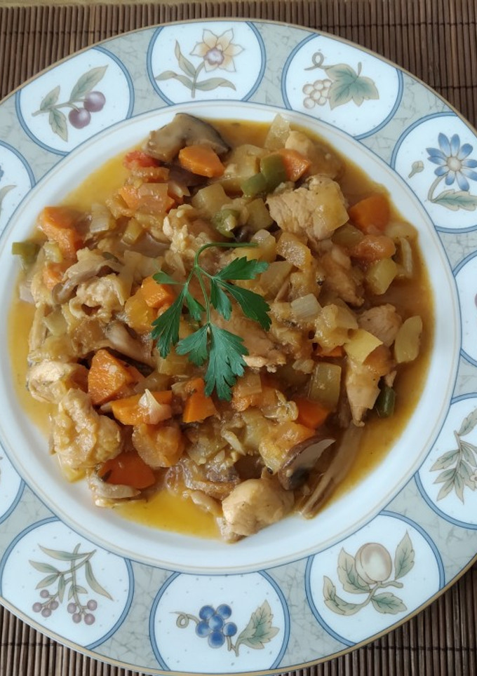 Una foto de Wok de pollo y verduras