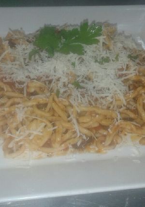 Una foto de Fideos caseros con salta puttanesca