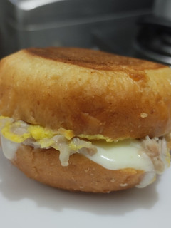 Una foto de Almojábana con pollo y queso🥯🍗🧀