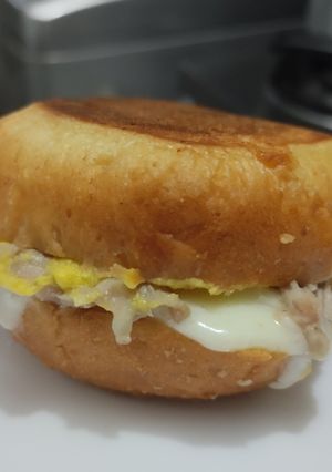 Una foto de Almojábana con pollo y queso🥯🍗🧀