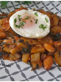 Una foto de Acelgas con tomate y almendras
