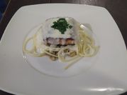 Una foto de filetes con salsa bechamel