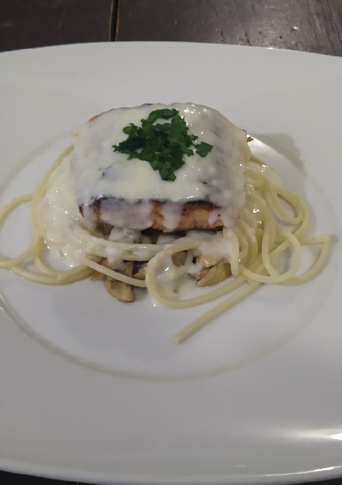 Una foto de Salmón con salsa bechamel