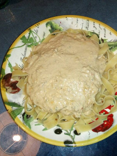 Una foto de Tallarines con salsa de anchoas, aceitunas negras con tomates secos