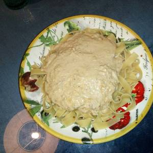 Tallarines con salsa de anchoas, aceitunas negras con tomates secos