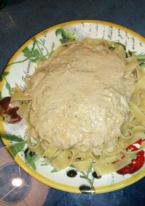 Una foto de Tallarines con salsa de anchoas, aceitunas negras con tomates secos