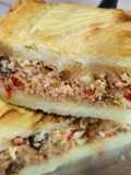 Pastel de papa con relleno de carne - con cebolla, morrón, aceituna, huevo duro y pasas de uva