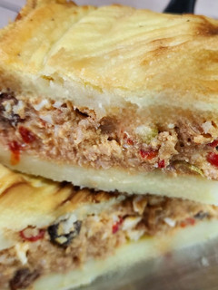 Una foto de Pastel de papa con relleno de carne - con cebolla, morrón, aceituna, huevo duro y pasas de uva