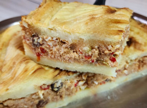Una foto de Pastel de papa con relleno de carne - con cebolla, morrón, aceituna, huevo duro y pasas de uva