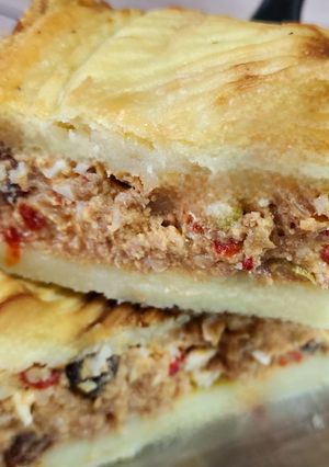 Una foto de Pastel de papa con relleno de carne - con cebolla, morrón, aceituna, huevo duro y pasas de uva