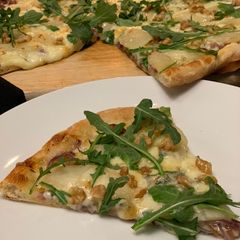 A picture of Pear, Gorgonzola and Red Onion Pizza.