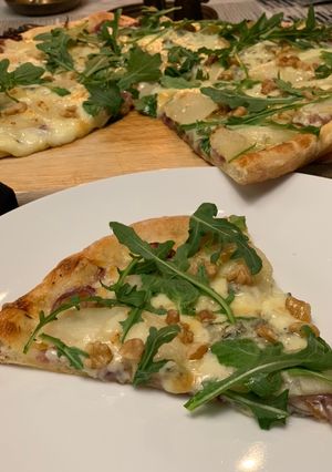 A picture of Pear, Gorgonzola and Red Onion Pizza.