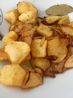 Una foto de Patatas fritas con cebolla y ajo