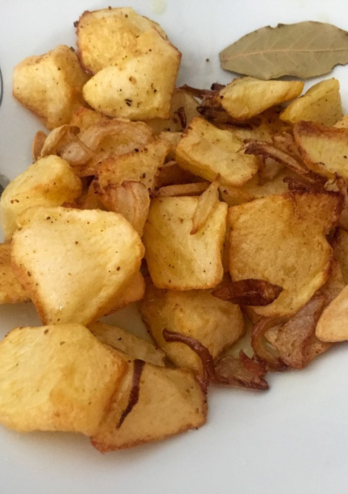 Una foto de Patatas fritas con cebolla y ajo