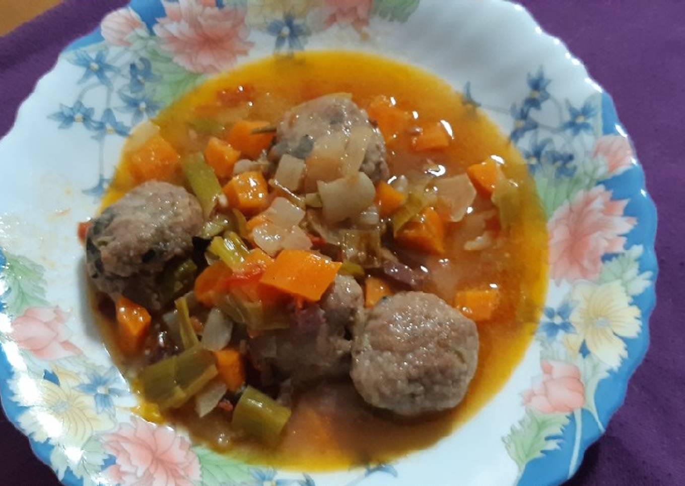 Albóndigas con taquitos de jamón, pepinillo y aceitunas negras