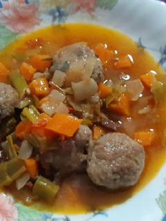 Una foto de Albóndigas con taquitos de jamón, pepinillo y aceitunas negras