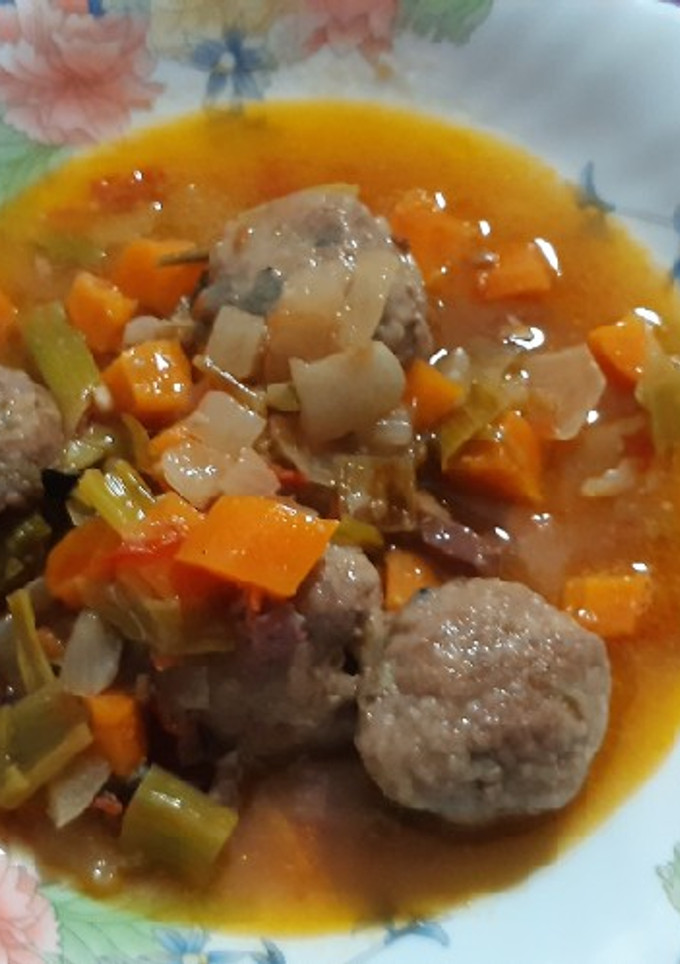 Una foto de Albóndigas con taquitos de jamón, pepinillo y aceitunas negras
