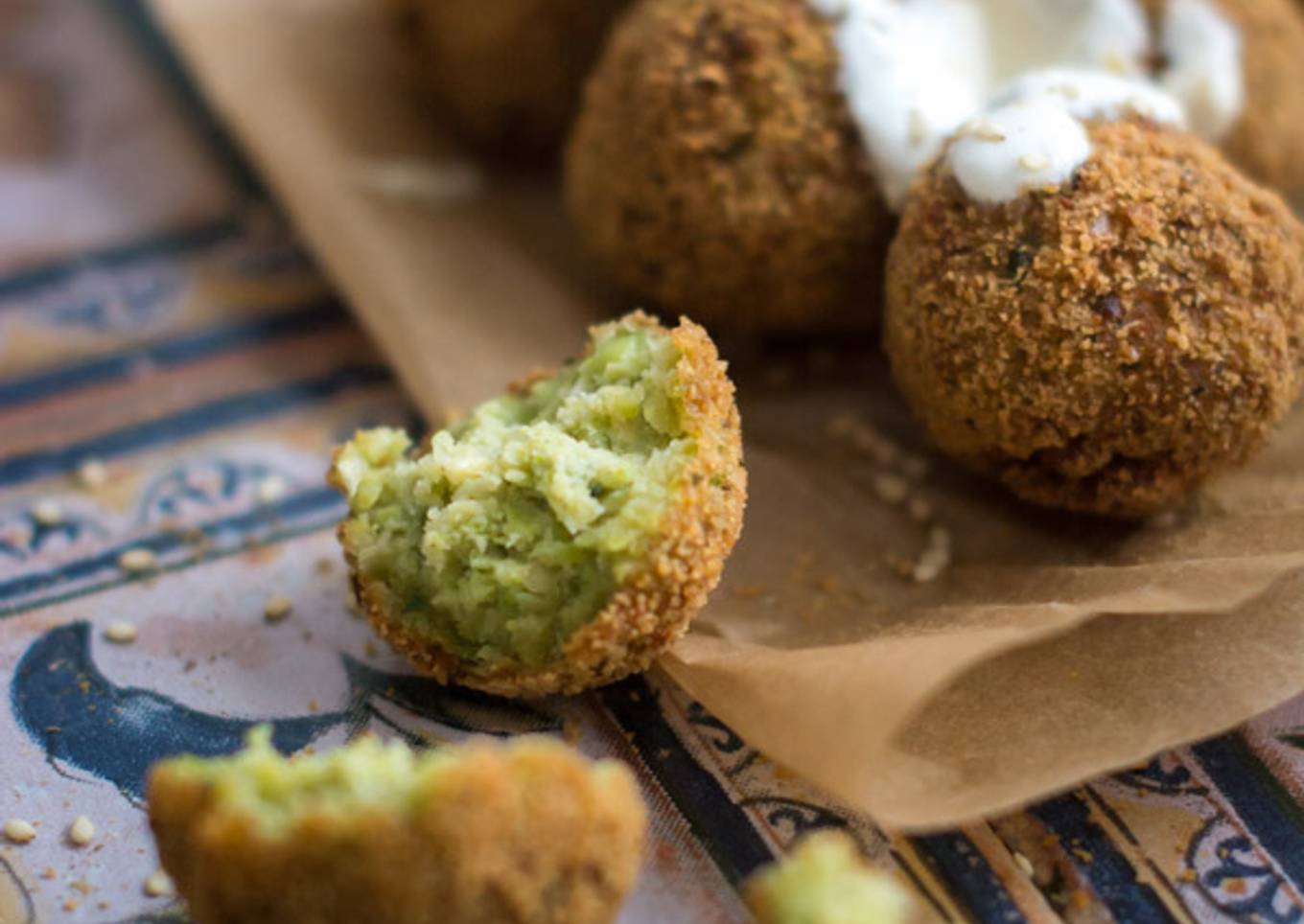 Falafel con salsa taratur y salsa de yogur