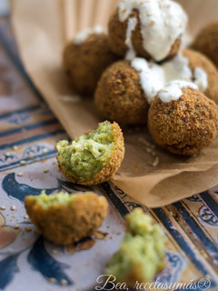 Una foto de Falafel con salsa taratur y salsa de yogur