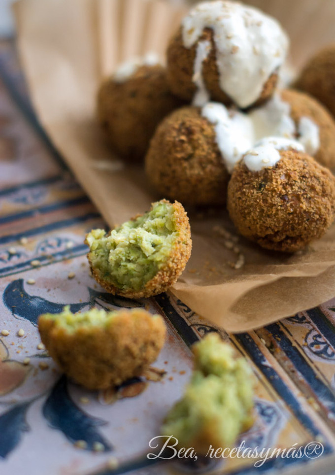 Una foto de Falafel con salsa taratur y salsa de yogur