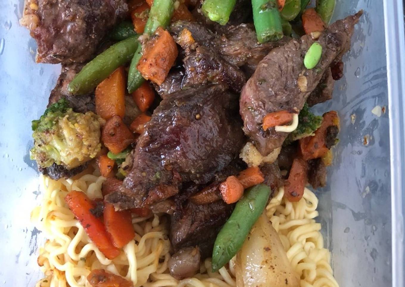 Vegetable beef toast and noodles