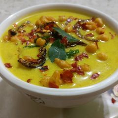 A picture of Boondi ki kadhi.