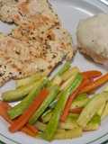 Filete de pechuga con puré colado y verduras a la mantequilla