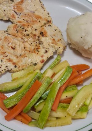 Una foto de Filete de pechuga con puré colado y verduras a la mantequilla