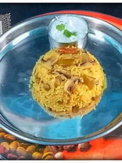 Mushroom Pulao/காளான் புலாவ் (Mushroom pulao recipe in tamil) செய்முறை முக்கிய புகைப்படம்