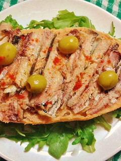 Una foto de Media tostada con sardinas en aceite