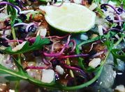 Una foto de carpaccio de marisco