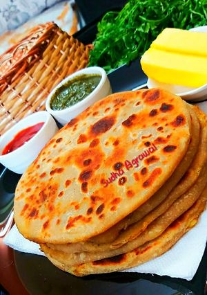 आलू के स्वादिष्ट पराठे (Aloo ke swadisht parathe recipe in Hindi) रेसिपी मुख्य फोटो