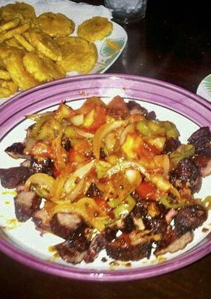 Una foto de Tasajo de Cerdo & Res Encebollados con Patacones