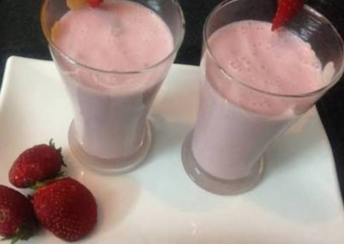 Steps to Prepare Perfect Fresh strawberry and banana smoothie