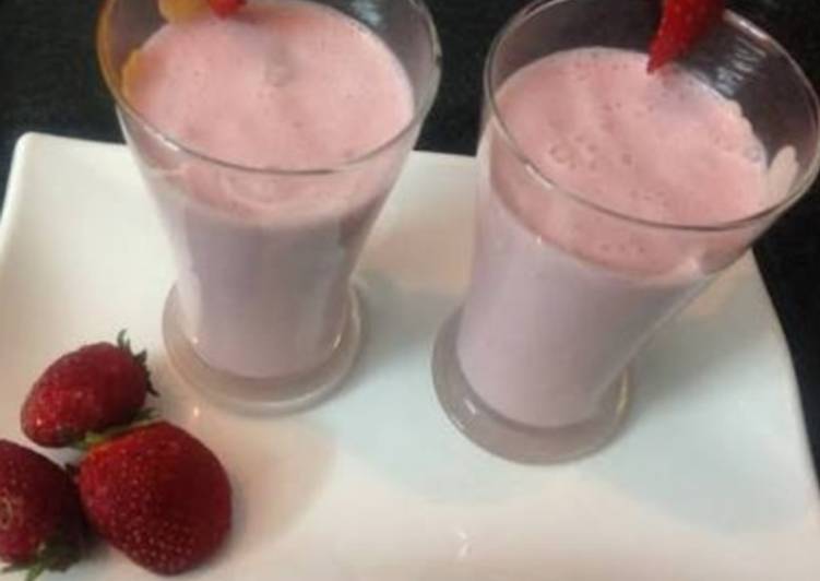 Recipe of Perfect Fresh strawberry and banana smoothie