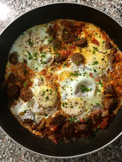 Una foto de Huevos al plato con chorizo (a mi manera)