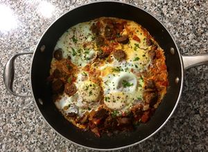 Una foto de Huevos al plato con chorizo (a mi manera)