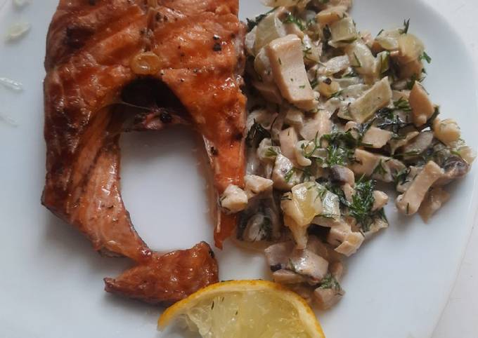 Рыба гриль с тушёными грибами в сливках