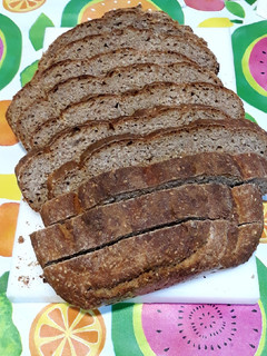 Una foto de Pan de espelta con bebida de avena y semillas de sésamo