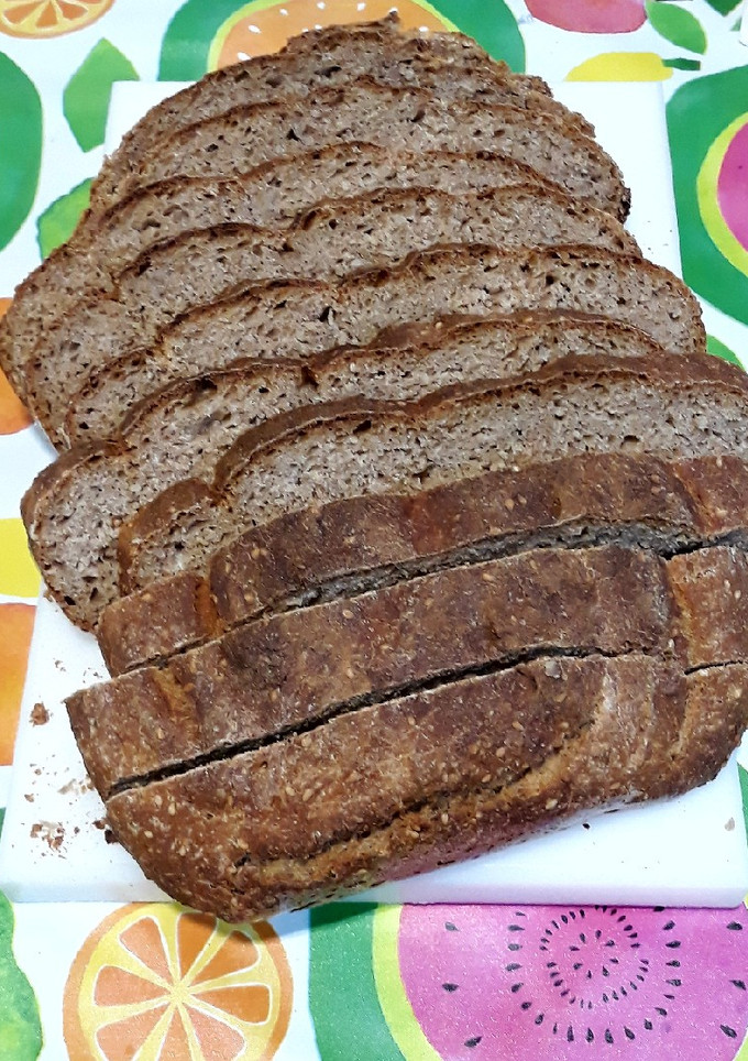 Una foto de Pan de espelta con bebida de avena y semillas de sésamo