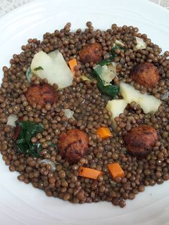 Una foto de Estofado de lentejas con albóndigas sin gluten y vegano 🍲