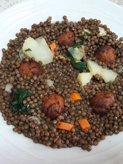 Una foto de Estofado de lentejas con albóndigas sin gluten y vegano 🍲