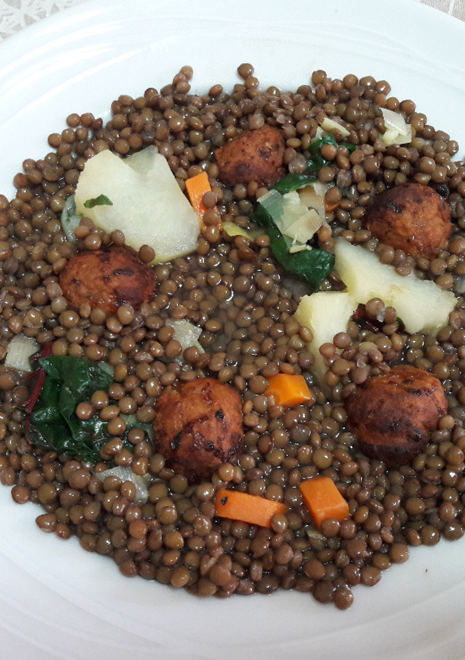 Una foto de Estofado de lentejas con albóndigas sin gluten y vegano 🍲