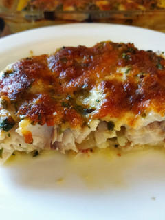 Una foto de Pescado al horno, con papas y cebollas