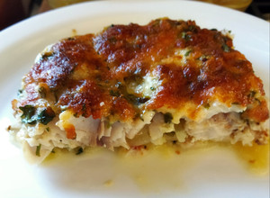 Una foto de Pescado al horno, con papas y cebollas