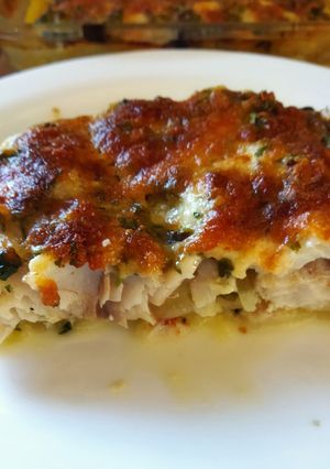 Una foto de Pescado al horno, con papas y cebollas