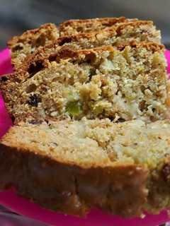 Una foto de Budín húmedo de pera y melón