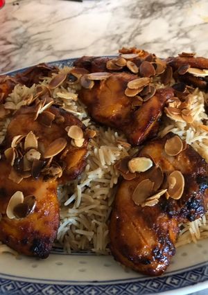 صورة لوصفة ارز بقطع الدجاج المحمرة