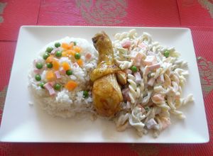 Una foto de Pollo al horno con ensalada de fideos | Estilo James Salaz