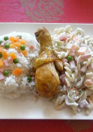 Una foto de Pollo al horno con ensalada de fideos | Estilo James Salaz